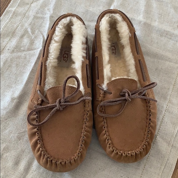 Women’s Dakota Moccasin UGG slippers - Picture 2 of 6